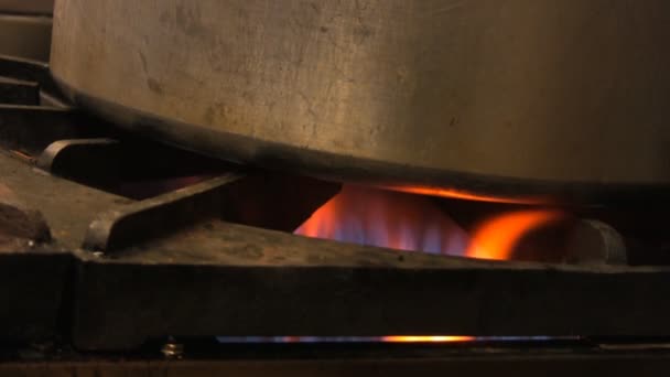 Промышленный горшок на газовом огне — стоковое видео