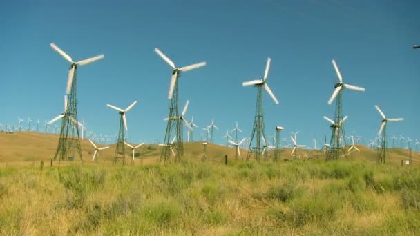 Turbine eoliche a rotazione — Video Stock