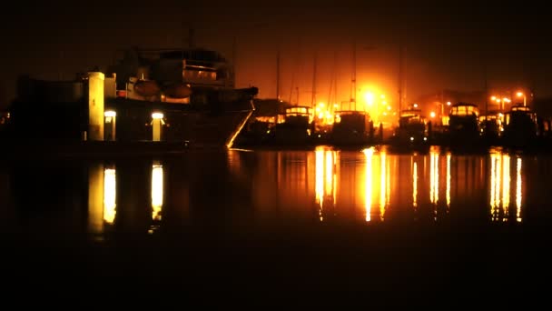 Barcos flotando en el puerto por la noche — Vídeo de stock