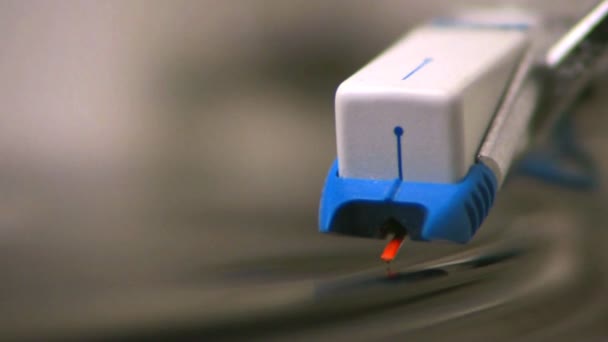 Skivspelare stylus på vinylskiva — Stockvideo