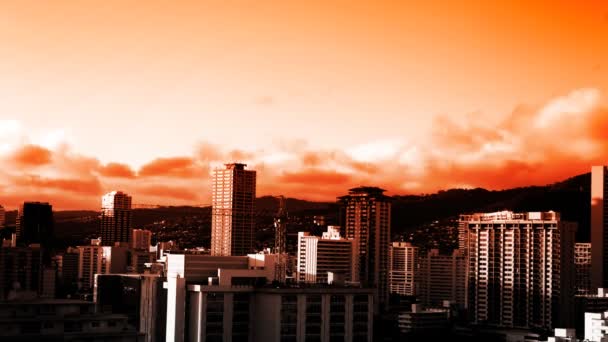 Nuvens Time Lapse sobre edifícios ao pôr do sol — Vídeo de Stock