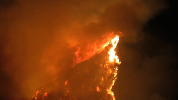 夜の南カリフォルニア火災をクローズ アップ — ストック動画