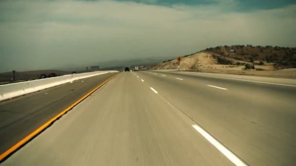 Jazda w dół autostrady w godzinach popołudniowych — Wideo stockowe