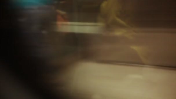 Κοιτώντας έξω από το παράθυρο του μετρό — Αρχείο Βίντεο