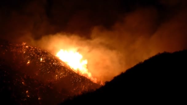 Feuer in Südkalifornien in der Nacht — Stockvideo