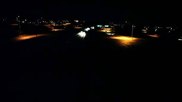 Κυκλοφορίας σε αυτοκινητόδρομο, τη νύχτα — Αρχείο Βίντεο