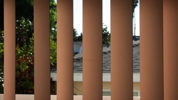 Regardant par la fenêtre après les stores 