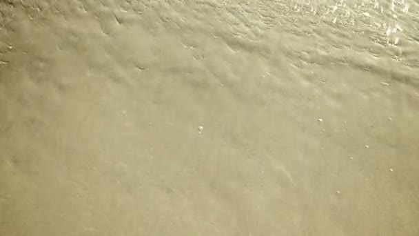 Vagues calmes se lavent à plusieurs reprises sur le rivage sablonneux — Video