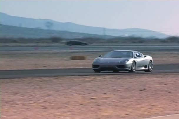 Voiture de sport italienne accélère sur la piste de course 2 — Video