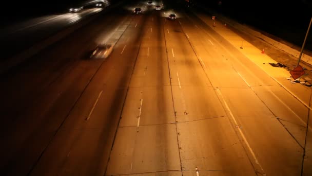 Με θέα στον αυτοκινητόδρομο κυκλοφορία τη νύχτα — Αρχείο Βίντεο