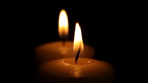 Zwei brennende Kerzen — Stockvideo