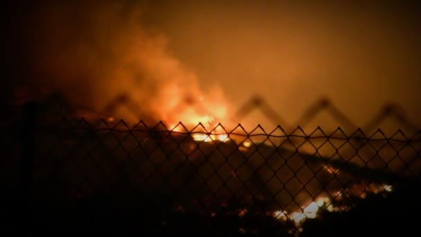 Oheň přes drátěný plot — Stock video