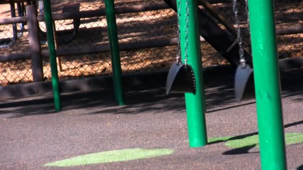 Leerer Spielplatz und Schaukeln — Stockvideo