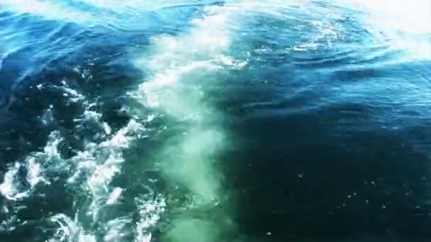 Turbulencia en agua azul — Vídeo de stock