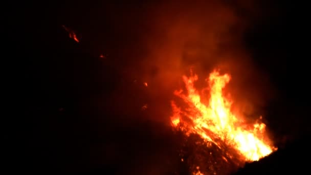 Incendios en el sur de California por la noche en un valle — Vídeos de Stock