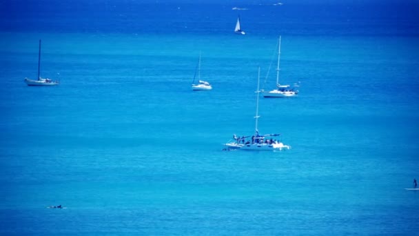 Barcos flutuando na água no Havaí — Vídeo de Stock