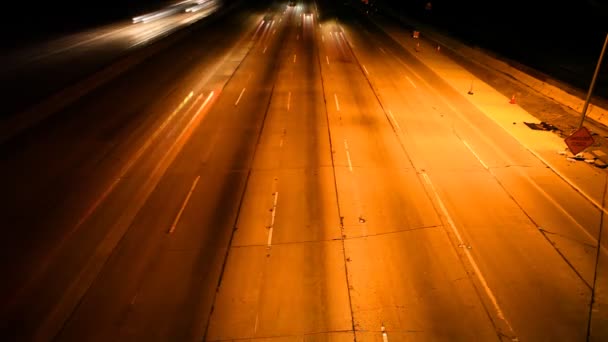 Verkehr auf der Nachtautobahn — Stockvideo