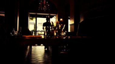 kafede yürüyen insanlar