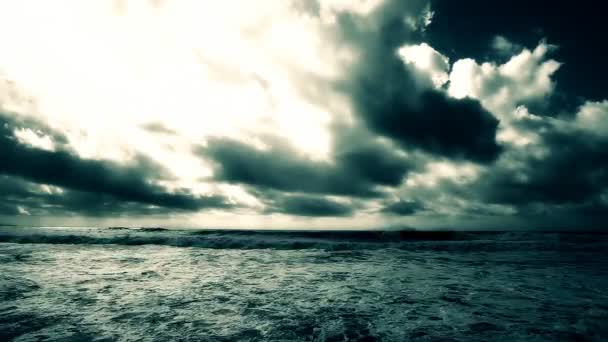 Gökyüzü ve okyanus bulutlu günde — Stok video