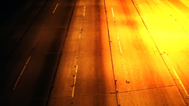 Carretera de tráfico nocturno — Vídeos de Stock