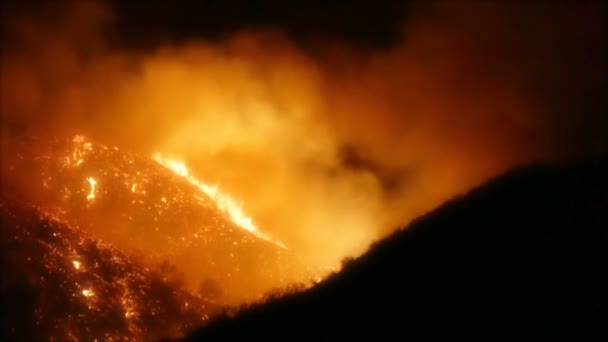 丘の中腹に激怒する火 — ストック動画
