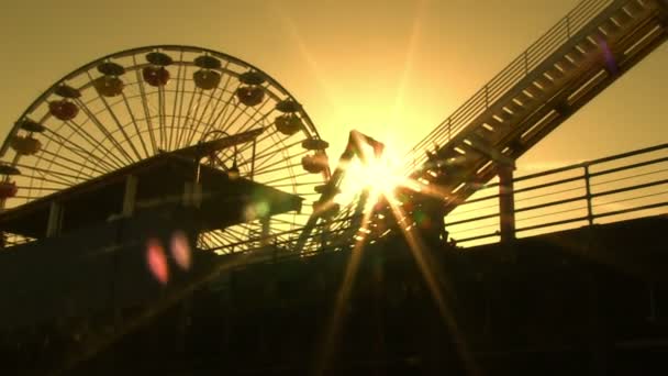 Carrusel en el parque de atracciones — Vídeo de stock