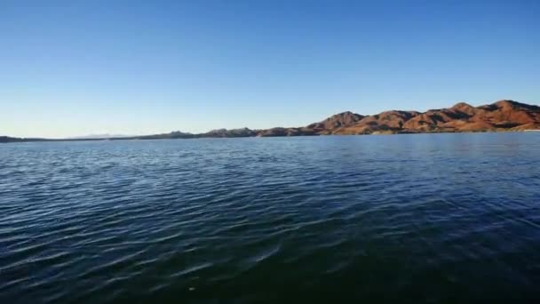 Barco navegando a través de gran lago — Vídeos de Stock