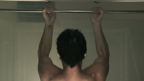 Close Up Of Man doing Pull Ups — Stockvideo