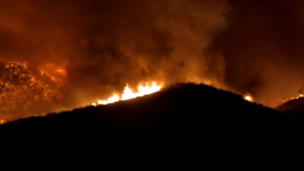 Fuego furioso en la ladera — Vídeo de stock