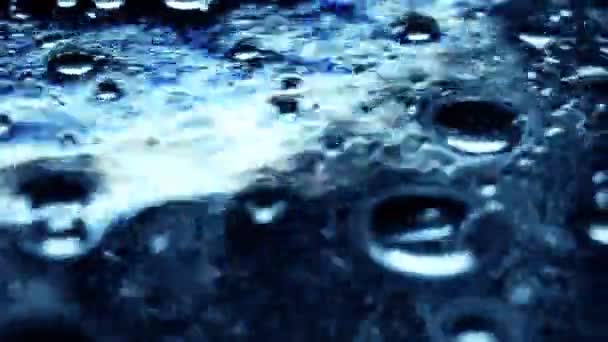 Bubbels in blauw water — Stockvideo