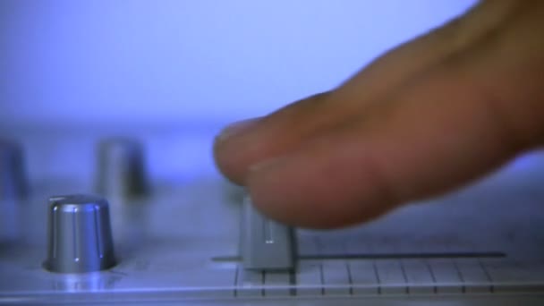 Dj çapraz ses geçişi ayar düğmesi kullanarak — Stok video