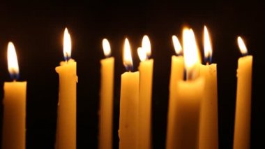Yanan mumlar yanıyor
