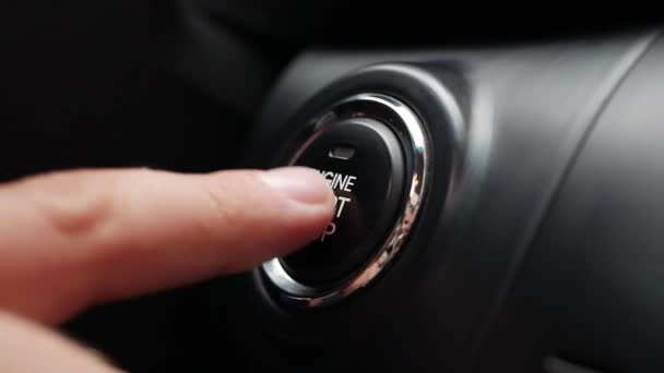 Человек нажимает кнопку запуска двигателя в машине. Запустите двигатель автомобиля нажатием кнопки. Крупный план. — стоковое видео