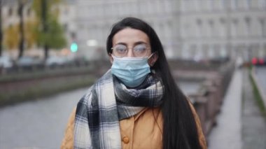 Salgın, sokakta koruyucu maske takan genç bir ortadoğulu kadının portresi. Covid konsept sağlık ve güvenlik, N1H1, koronavirüs karantinası. Koronavirüsü önlemek için koruma maskesi