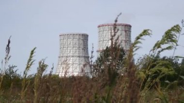 CHP veya termoelektrik santralinin soğutma kuleleri. Ekoloji kavramı, çevre koruma.