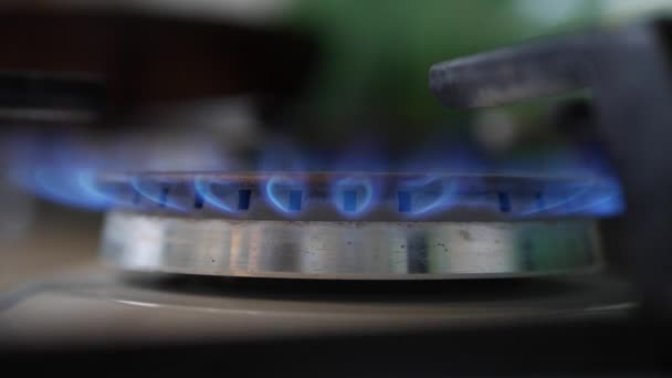 Ο καυστήρας κουζίνας ανάβει. Ο καυστήρας της σόμπας αναφλέγεται σε μια μπλε φλόγα μαγειρικής. Το αέριο είναι αναμμένο. Καυστήρα αερίου στην κουζίνα. Κοντινό πλάνο. — Αρχείο Βίντεο