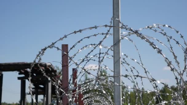 Забор с колючей проволокой. Системы безопасности запретная зона или тюрьма. Ограничение свободы человека. Концепция нелегальной иммиграции — стоковое видео