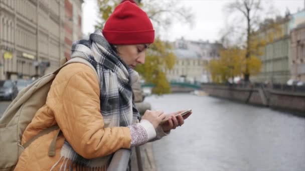 Giovane donna del Medio Oriente utilizza uno smartphone, scrive un messaggio, chatta, cerca informazioni nel telefono. — Video Stock