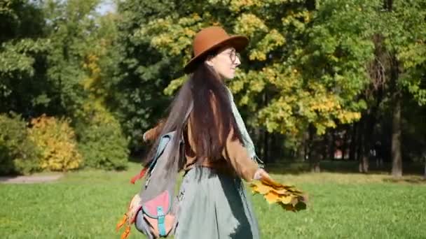 Midden-Oosterse vrouw geniet van zonnige herfstdag wandelen in het park — Stockvideo