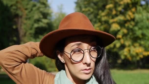 Mujer de Oriente Medio disfrutando de un soleado día de otoño caminando por el parque — Vídeos de Stock