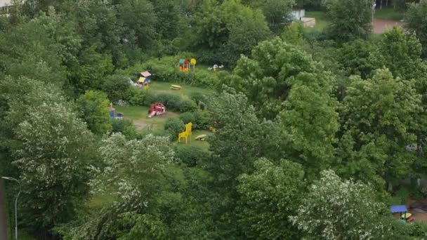 Blick von oben auf den Stadtpark mit Spielplatz — Stockvideo