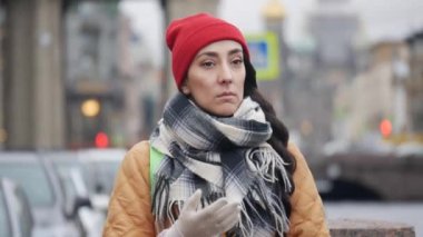 Serin bir sonbahar gününde nehrin kenarında duran genç bir orta doğulu kadın gezginin portresi..