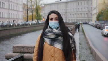 Orta Doğulu kadın maskesini çıkar ve normal nefes al. Covid konsept sağlık ve güvenlik, N1H1, koronavirüs karantinası. Koronavirüs kovid 19 için koruma maskesi.