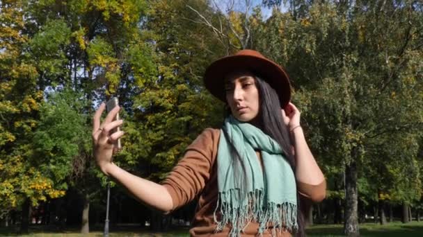 Femme du Moyen-Orient prenant selfie dans le parc. Mi-automne, beau paysage du parc en arrière-plan — Video