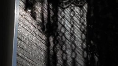 Sabah güneş perdelerin arasından parlıyor..