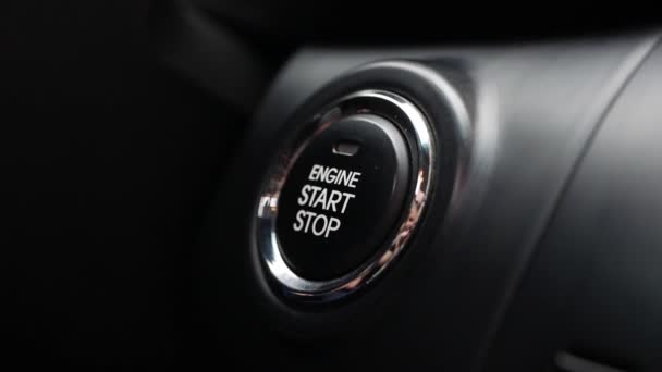 El hombre está presionando el botón de arranque del motor en el coche. Arranca el motor del coche pulsando un botón. Primer plano. — Vídeo de stock