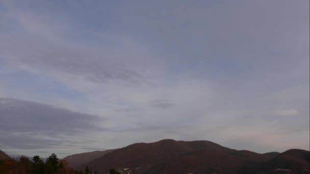 Błękitne niebo białe chmury nad górami. Puszyste puszyste białe chmury. Cumulus chmura krajobraz timelapse. Czas letni błękitne niebo upływa. Dramatyczne, wspaniałe, błękitne niebo. Miękkie białe chmury tworzą. Czas zachmurzenia — Wideo stockowe