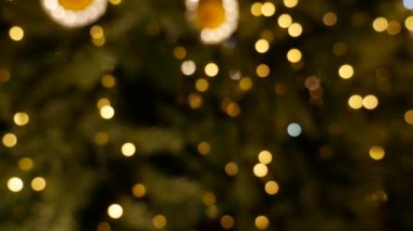 Gece sokaklarında karanlıkta parlayan odaksız tatil ışıkları. Bokeh 'deki soyut noel geçmişi. Bulanık bir çelenk. Odaklanamıyorum