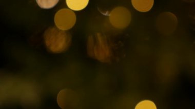 Gece sokaklarında karanlıkta parlayan odaksız tatil ışıkları. Bokeh 'deki soyut noel geçmişi. Bulanık bir çelenk. Odaklanamıyorum