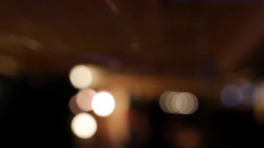 Gece sokaklarında karanlıkta parlayan odaksız tatil ışıkları. Bokeh 'deki soyut noel geçmişi. Bulanık bir çelenk. Odaklanamıyorum